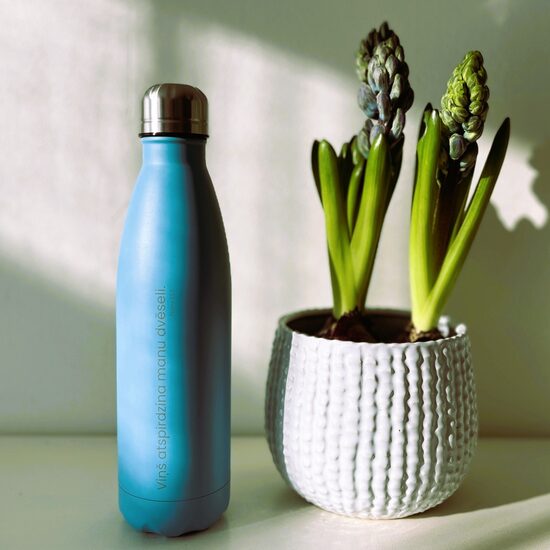 Ūdens pudele debesu zilā krāsā